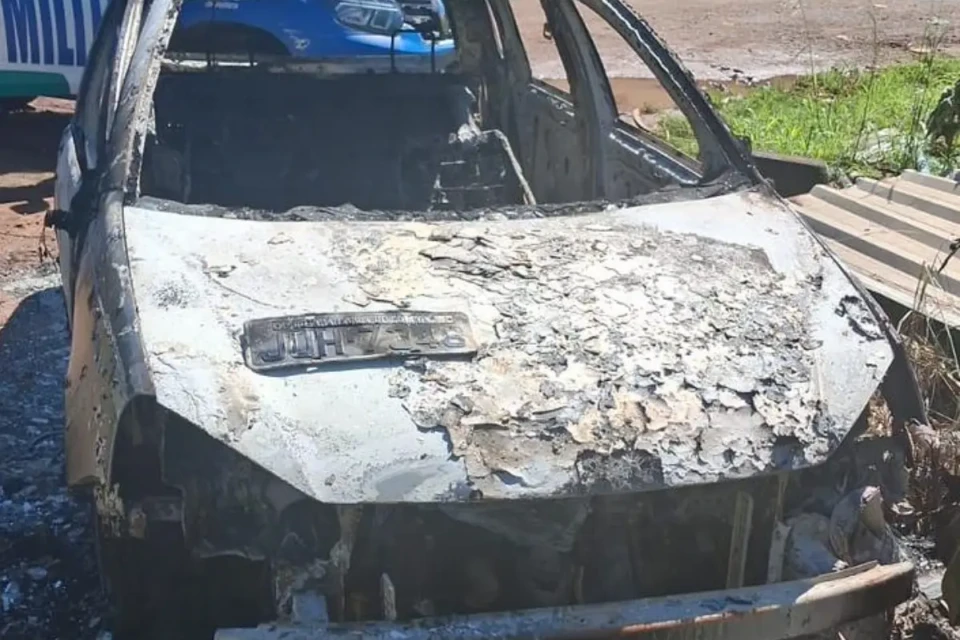 Imagem do veículo incendiado
