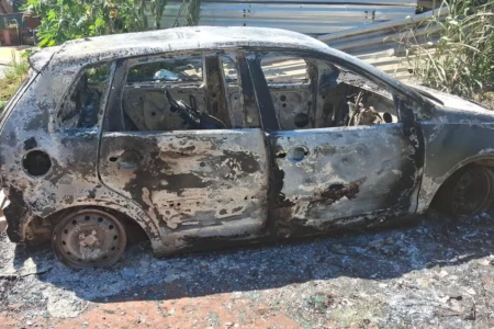 Carro carbonizado
