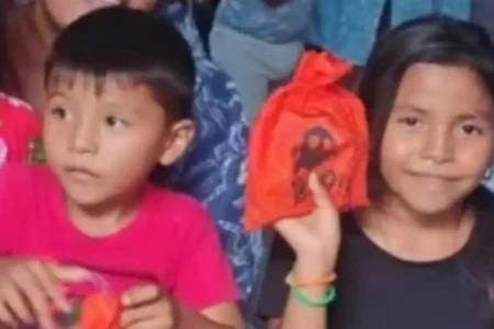 Irmãos morrem presos dentro de refrigerador durante brincadeira de esconde-esconde Crianças tinham 8 e 5 anos de idade colômbia