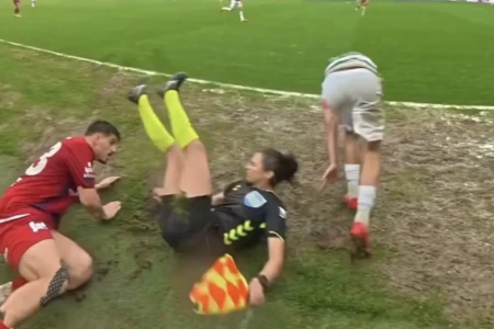 Assistente é derrubada e jogador não se desculpa