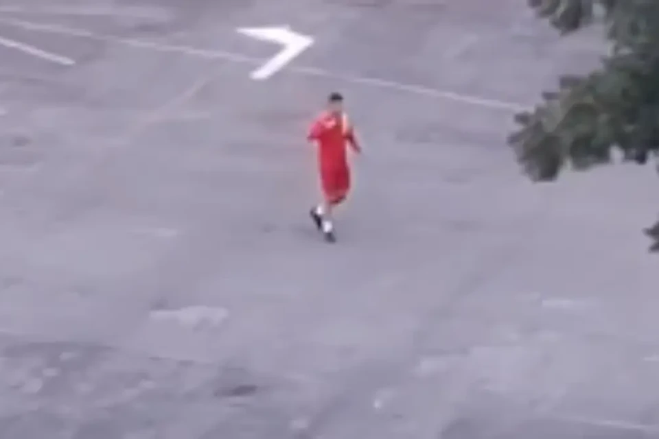 Soldado do Corpo de Bombeiros praticando exercício no pátio do Estádio Serra Dourada - (Foto - reprodução)