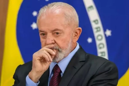 Lula diz que ainda não decidiu sobre candidatura, mas que dificilmente deixará de concorrer fascistas voltem a governar