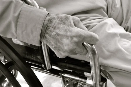 Empresa deverá indenizar e reembolsar família por cancelar unilateralmente plano de idoso em Goiânia