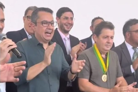 Dirigentes do Goiás cantam parabéns para o clube