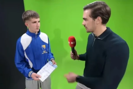 Afan Cizmic, de 14 anos, durante entrevista