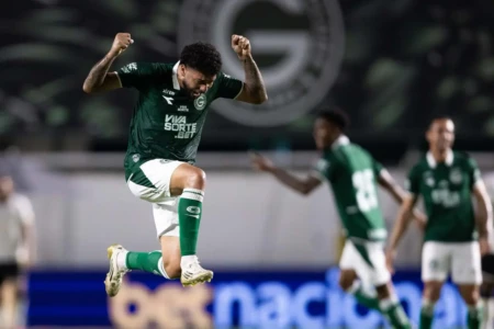 Em noite de aniversário, Goiás vence o Criciúma e assume a liderança