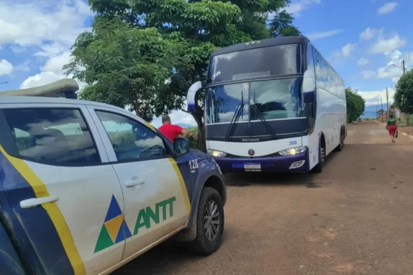 ANTT fiscalizando ônibus - (Foto: reprodução/ANTT)