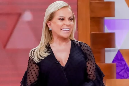 Christina Rocha, do Casos de Família, surge de biquíni e ganha elogios; veja foto Apresentadora passou por procedimentos estéticos