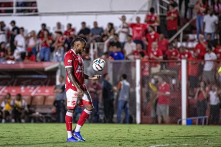 Rafa Silva durante partida do Vila Nova