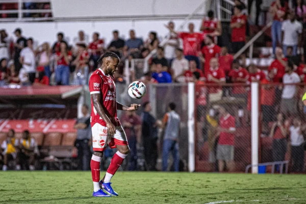 Rafa Silva durante partida do Vila Nova