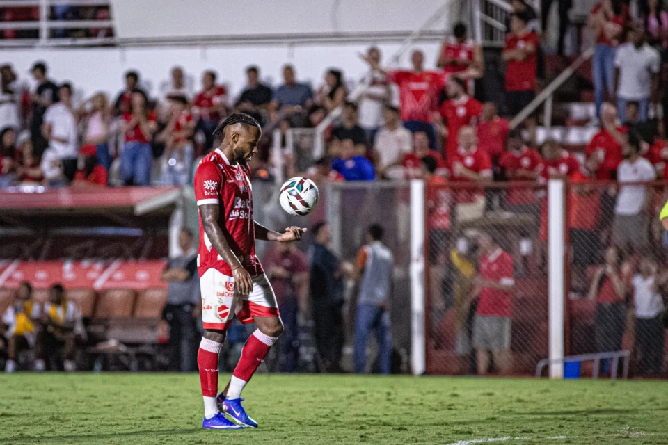 Rafa Silva durante partida do Vila Nova