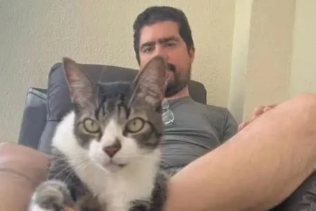 Pirulla reaparece 11 meses após AVC