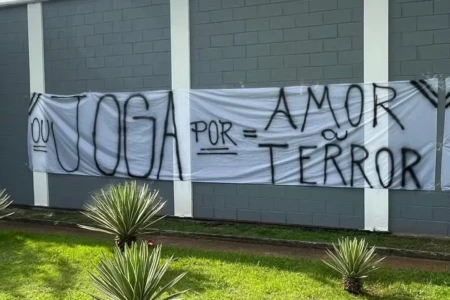 Faixa no CT do Corinthians