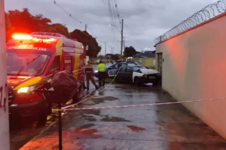 Carro bateu contra muro - (Foto: reprodução)