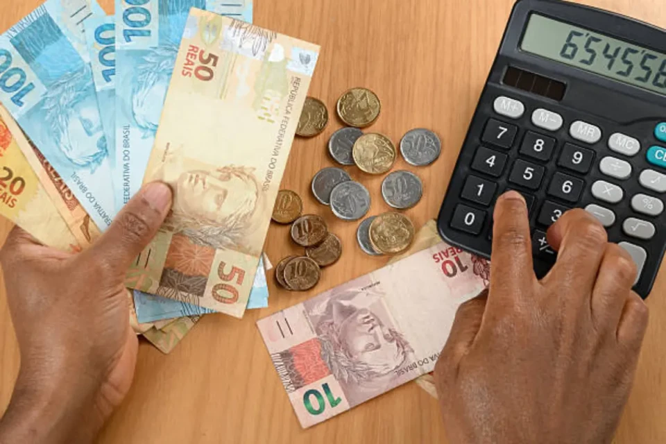 Dinheiro esquecido em bancos será usado como garantia no Desenrola; veja como consultar Programa oferece descontos de até 90% em dívidas