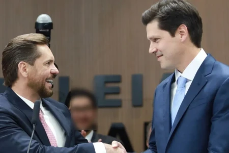 Imagem mostra Bruno Peixoto, presidente do Legislativo, e Daniel Vilela, governador de Goiás