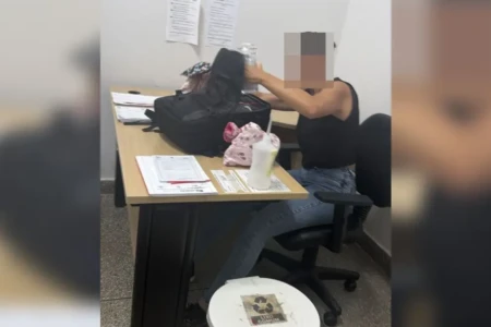 Mulher em surto usa carimbo falso de médico e tenta atender pacientes em unidade de saúde de Aparecida