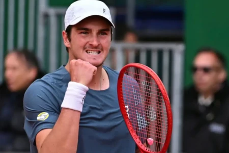 João Fonseca comemora ponto em Monte Carlo