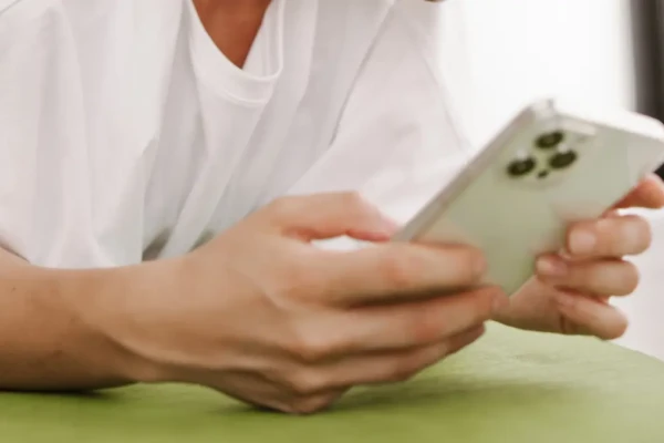 Mulher em surto que estava com carimbo médico falso em Aparecida pode ter atendido pacientes