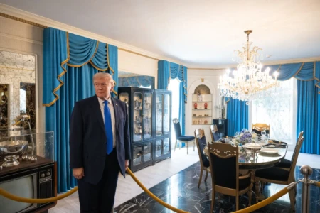 Trump na casa de Elvis Presley, em Memphis (Foto: Casa Branca)