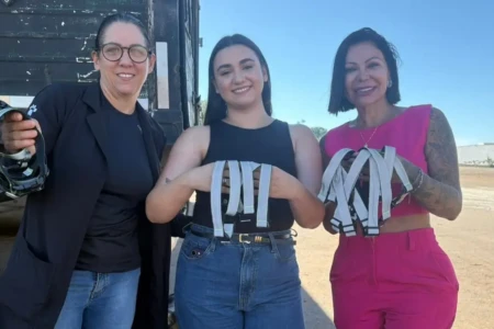 Estudante de veterinária distribui coleiras refletivas para cachorros do Ceasa, em Goiânia