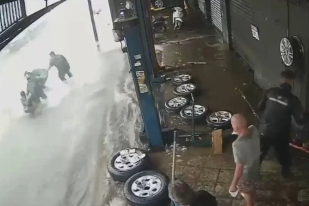 Vídeo: homem quase é arrastado pela enxurrada no Crimeia Leste, em Goiânia (Foto: Reprodução)