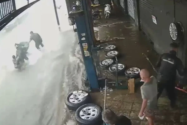 Vídeo: homem quase é arrastado pela enxurrada no Crimeia Leste, em Goiânia (Foto: Reprodução)