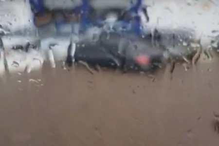 Chuva deixa carros ilhados em alagamento na Perimetral Norte, em Goiânia (Foto: Reprodução)