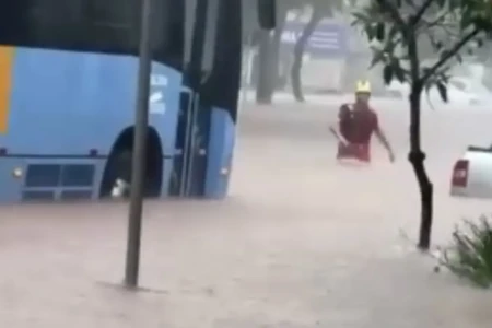 Vídeo: homem enfrenta alagamento até a cintura em dia de chuva em Goiânia (Foto: Reprodução)