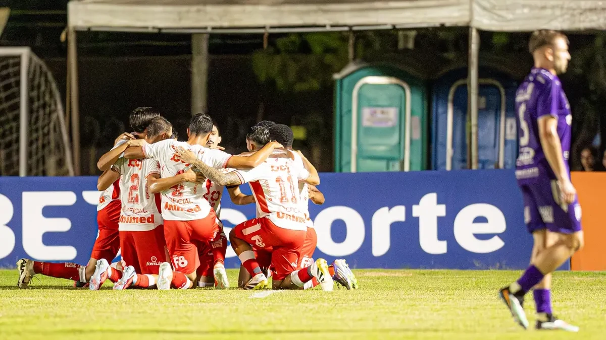 Jogadores do Vila Nova comemora gol contra o Primavera