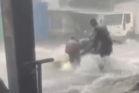 Motociclista sendo resgatado da enxurrada - (Foto: reprodução)