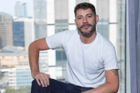 Jornalista de 49 anos exibiu o tanquinho em registro de sunga Evaristo Costa repercute ao aparecer musculoso em ilha na Grécia; veja foto