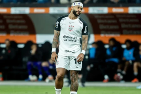 Memphis Depay em jogo do Corinthians
