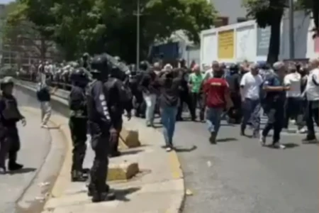 Vídeos: polícia dispersa marcha rumo ao palácio presidencial da Venezuela (Foto: Reprodução)