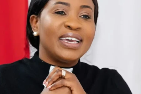 Pastora é indiciada por homicídio após fiel morrer afogado em batismo Homem de 61 anos sofria de Parkinson