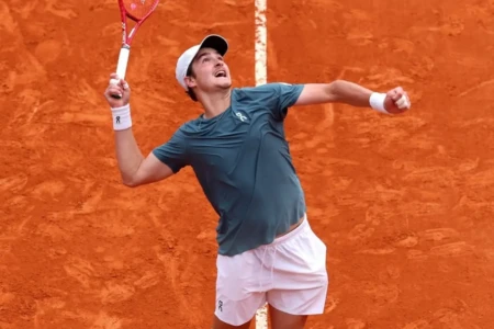 João Fonseca durante partida do Masters 1000 de Monte Carlo