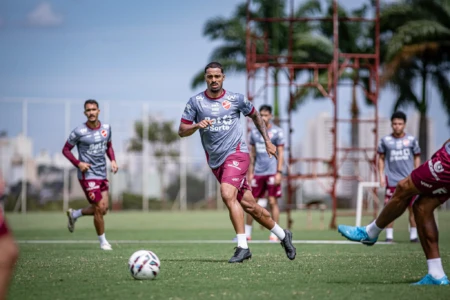 Dellatorre em treino no Vila Nova
