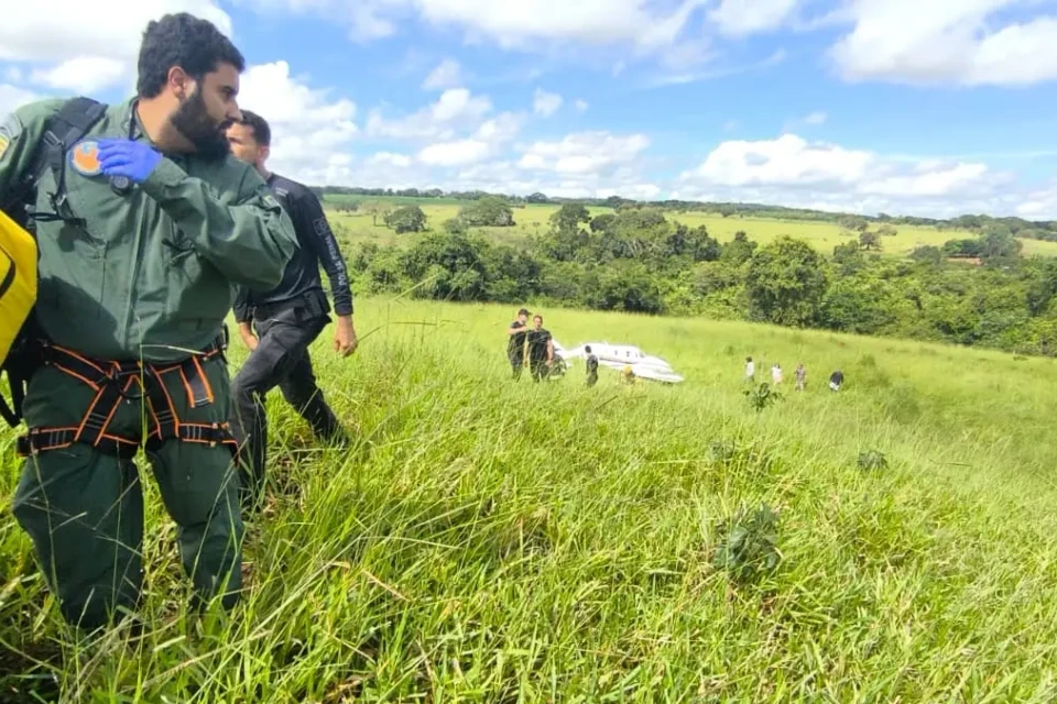 Pane nos dois motores força pouso de emergência de avião em Trindade