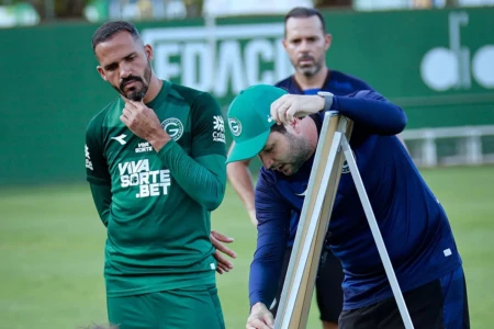 Anselmo Ramon observa orientação do técnico Daniel Paulista, do Goiás