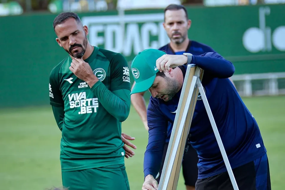 Anselmo Ramon observa orientação do técnico Daniel Paulista, do Goiás