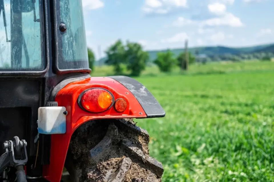 Gerente de fazenda resgata pilotos de avião que fez pouso de emergência em Trindade de trator