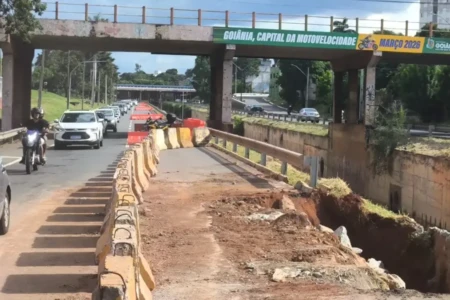 Erosão surgiu na Marginal Botafogo durante chuvas - (Foto: reprodução/SET)