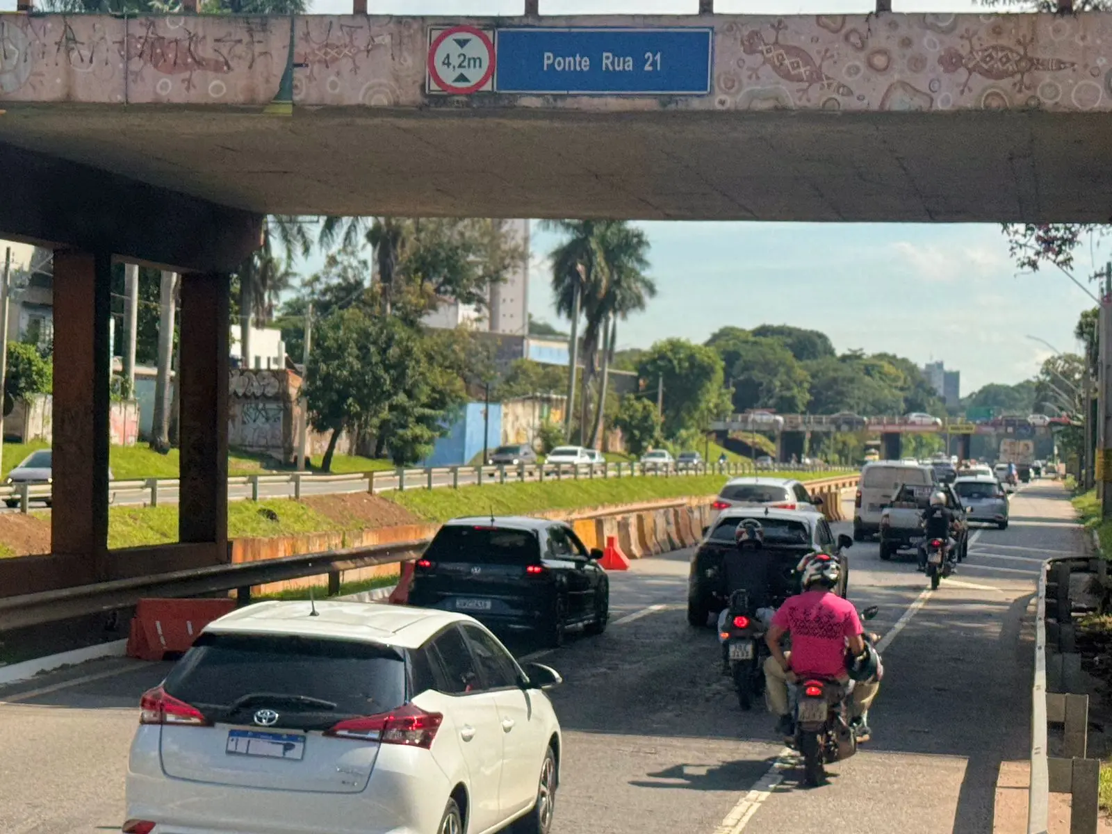 Marginal Botafogo parcialmente interditada no sentido Sul-Norte, após fortes chuvas (Foto: Prefeitura de Goiânia)