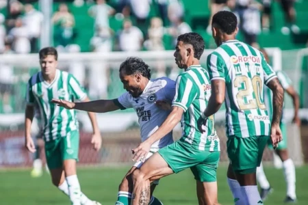 Goiás sofre com duas expulsões, perde fora de casa e vê sequência invicta acabar