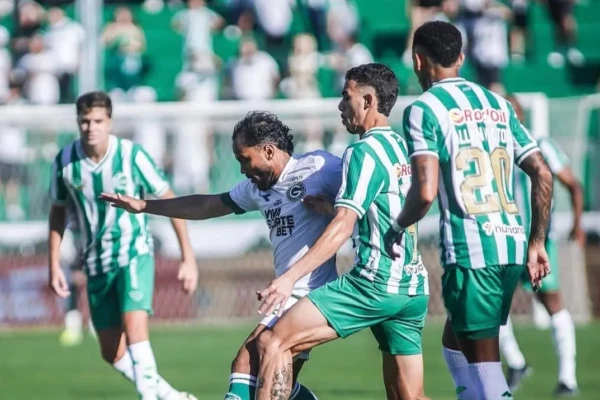 Goiás sofre com duas expulsões, perde fora de casa e vê sequência invicta acabar