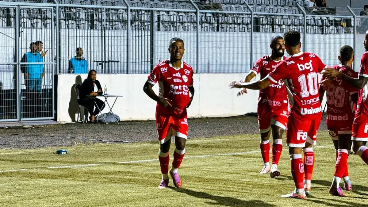 Ryan comemora gol do Vila Nova contra Ponte Preta