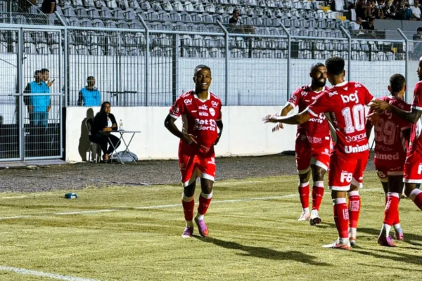 Ryan comemora gol do Vila Nova contra Ponte Preta