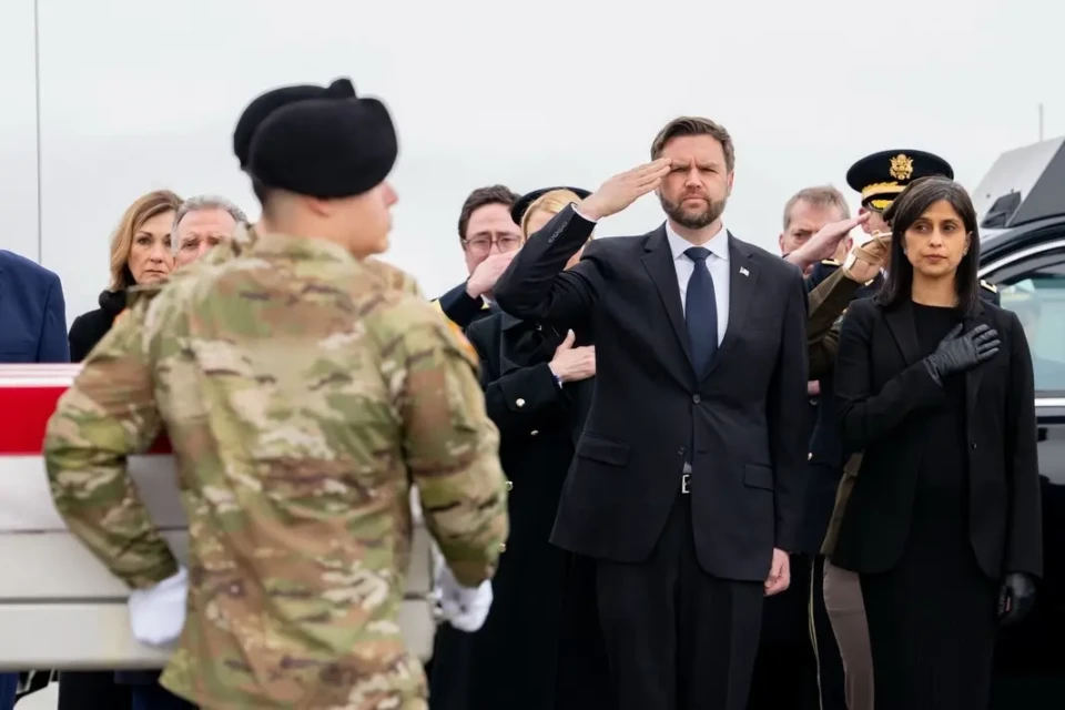 vice president vance and second lady usha vance attend the dignified transfer of the fallen hero Estados Unidos e Irã encerram negociação sem acordo