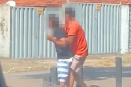 Segundo familiares, o homem estava em surto psicótico Homem morre esfaqueado ao ameaçar incendiar comércio para matar a mãe, em Trindade