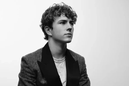 Ator de 'Percy Jackson' desiste de formatura após fãs ameaçarem colegas de morte (Foto: Instagram)